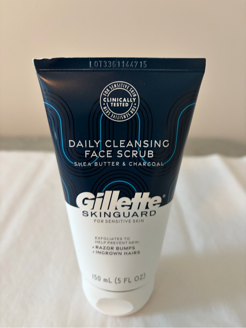 Gillette Skinguard Daily Cleansing Face Scrub - Black & White